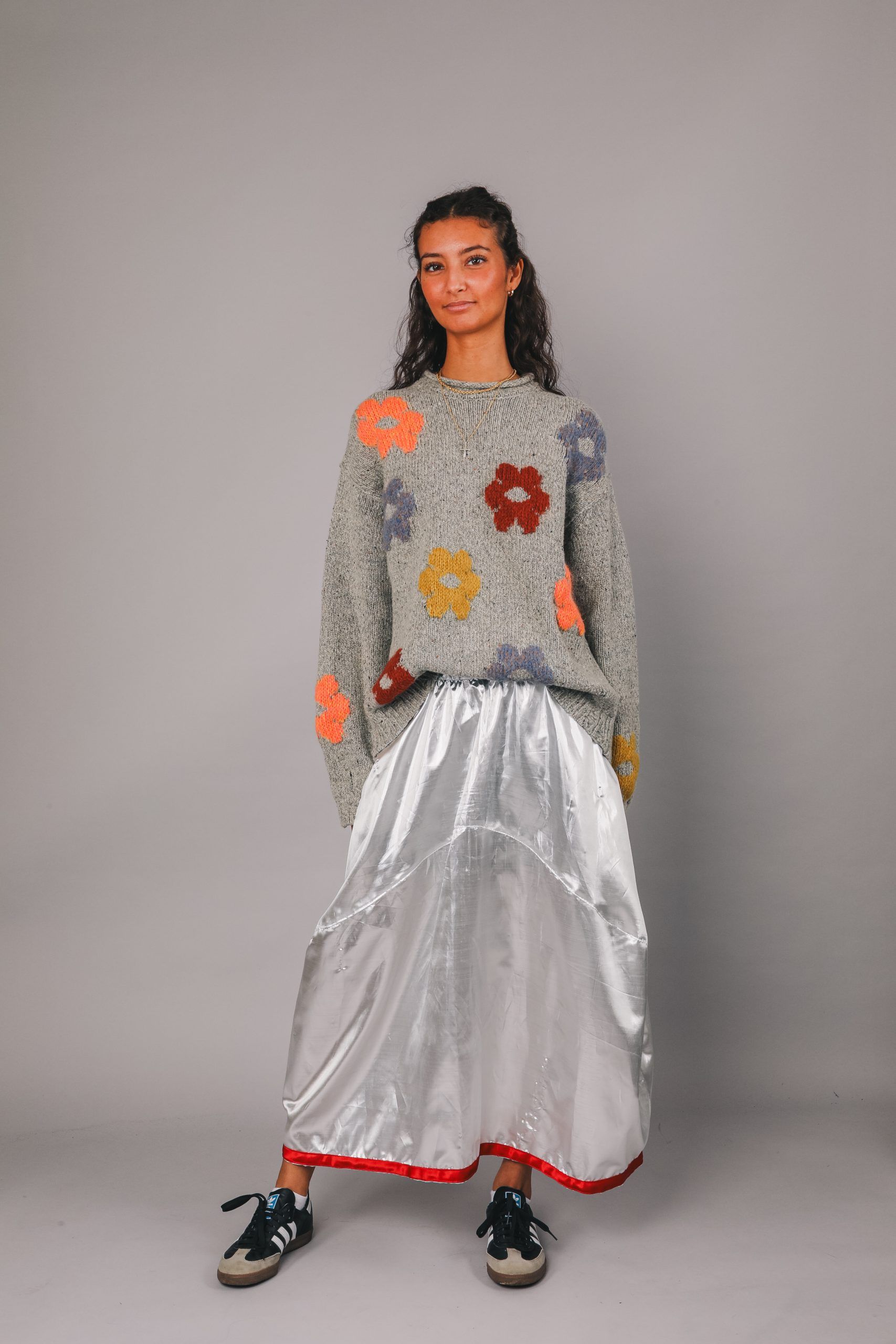 silvrig kjol, blommig tröja