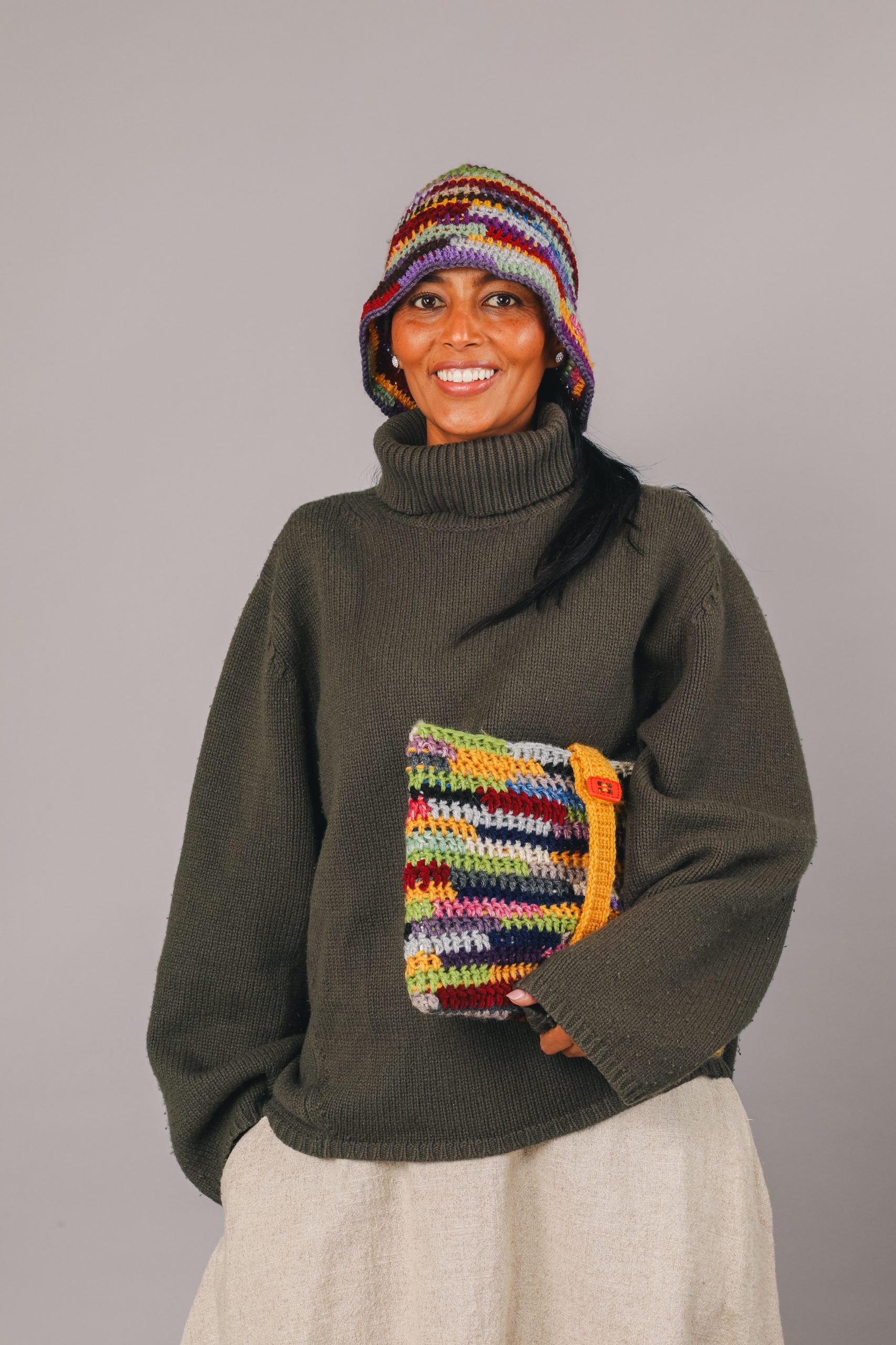 virkad färgglad väska och mössa