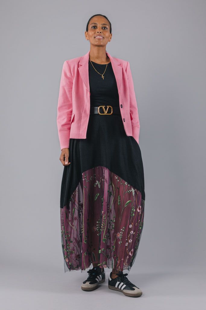 svart kjol med blommig tyll 