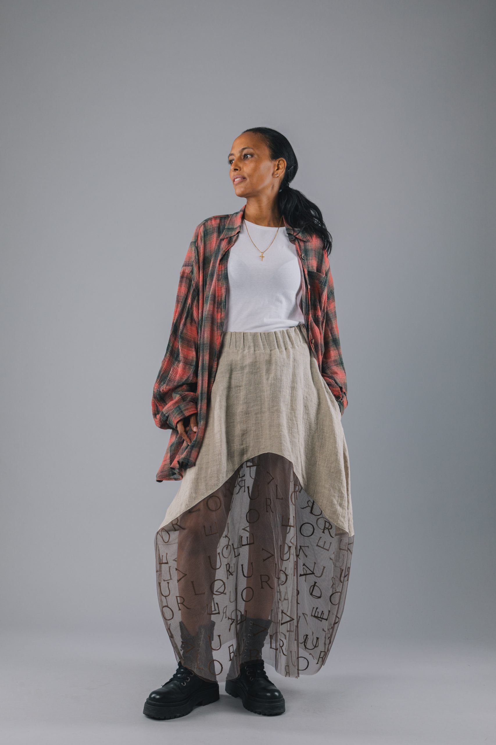 kjol med beige överdel och brodyr med text nertill