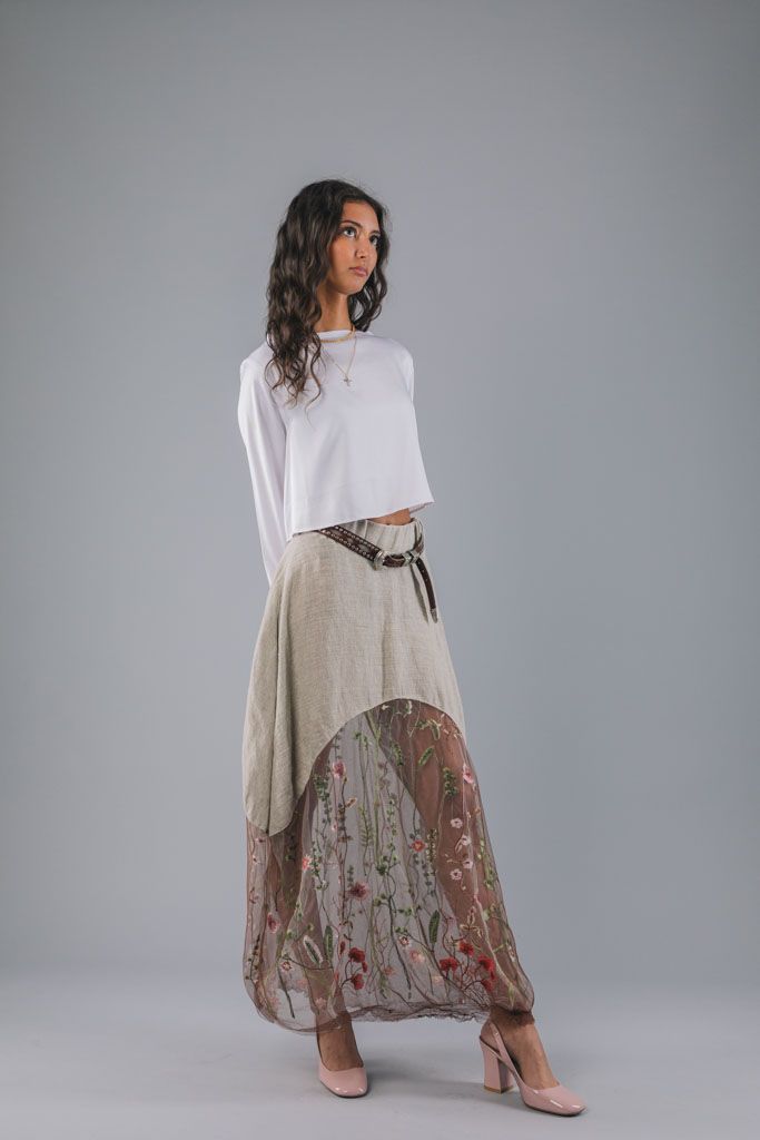 beige kjol med broderad tyll 