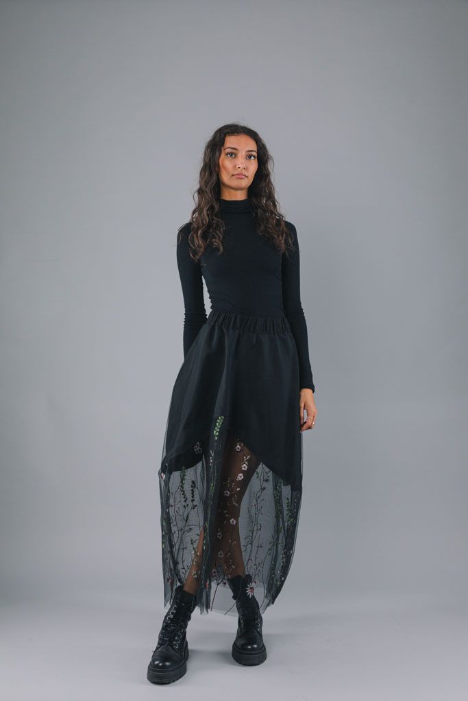 svart kjol med tyll nedtill 