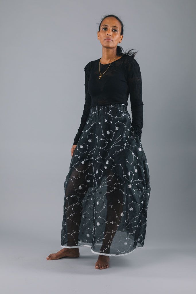 svart kjol med broderade blommor 