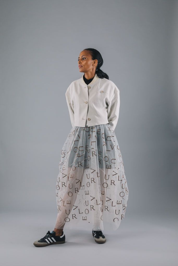 transparant vit kjol med broderad tyll 